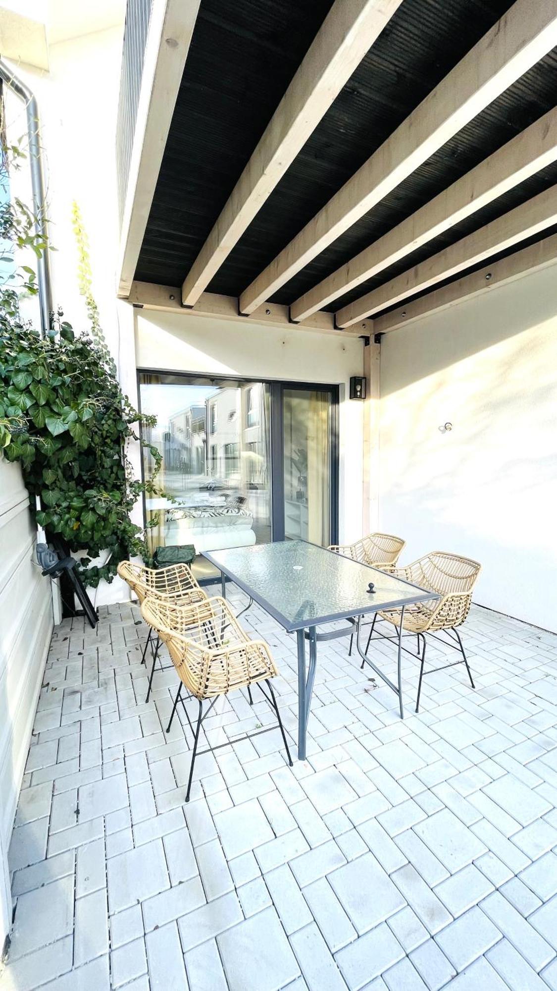 House Flow, 3 Room, Free 2 Parking Bratislava Bagian luar foto