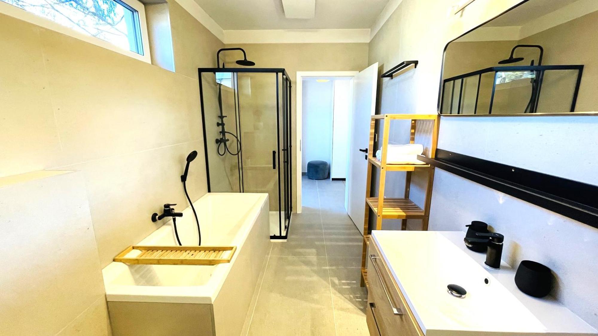 House Flow, 3 Room, Free 2 Parking Bratislava Bagian luar foto