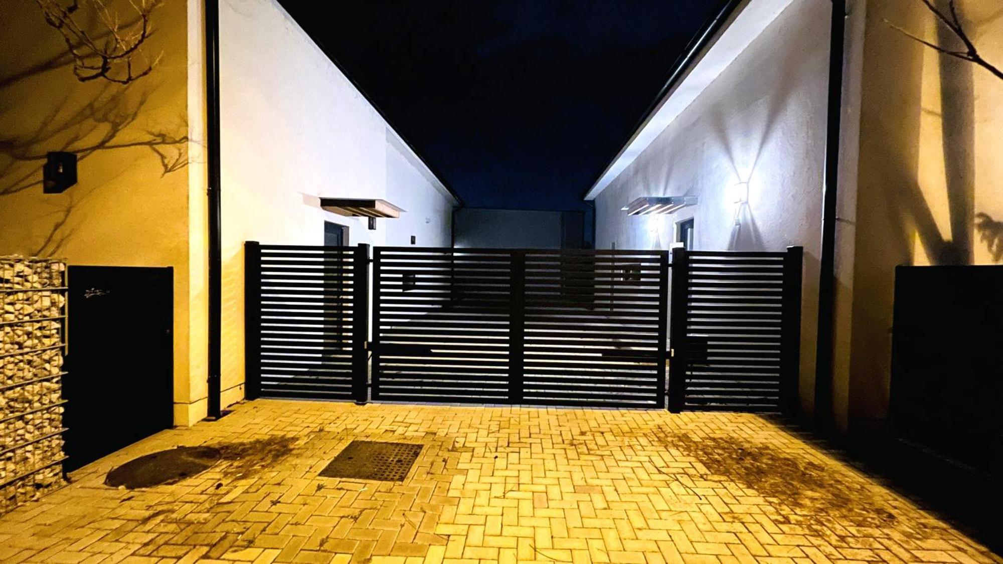 House Flow, 3 Room, Free 2 Parking Bratislava Bagian luar foto