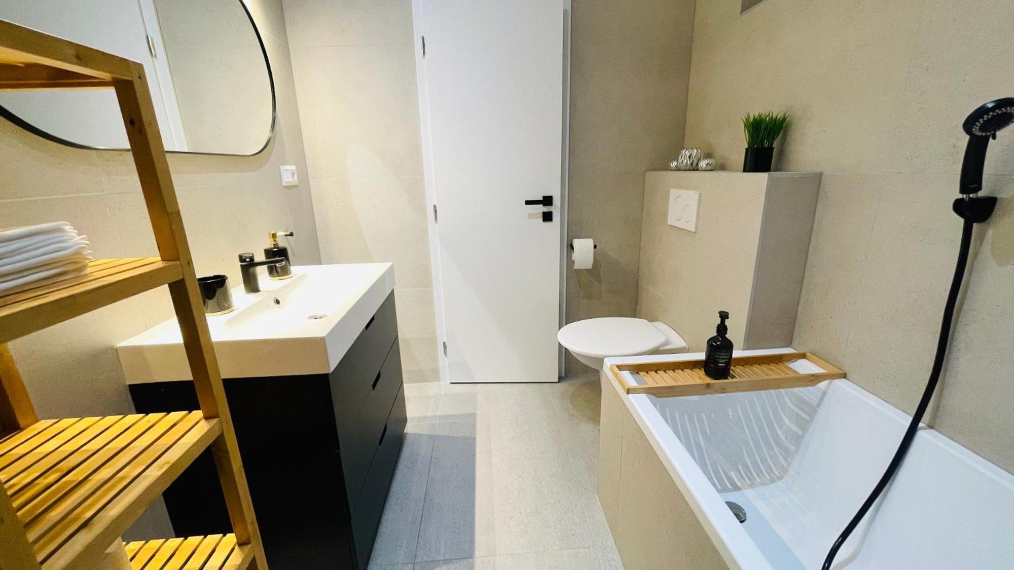 House Flow, 3 Room, Free 2 Parking Bratislava Bagian luar foto